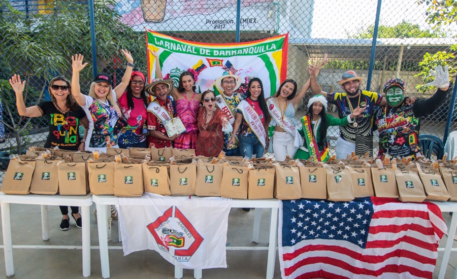 De la mano del Rey Momo Sebastián Guzmán llegó la Navidad llena de regalos al barrio ‘El Pueblito’