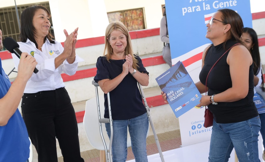 Gobernadora del Atlántico entregó 111 títulos de vivienda a familias de Piojó