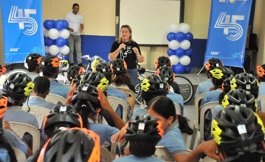 Tránsito del Atlántico entrega bicicletas para fomentar su uso como medio de transporte escolar en adolescentes