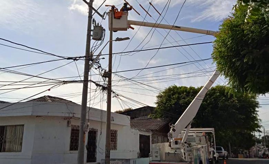 Trabajos de mejoramiento eléctrico en sectores del barrio Siete de Abril
