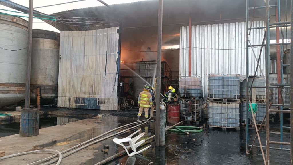 Bomberos de Malambo controlaron incendio en bodega de Caracolí