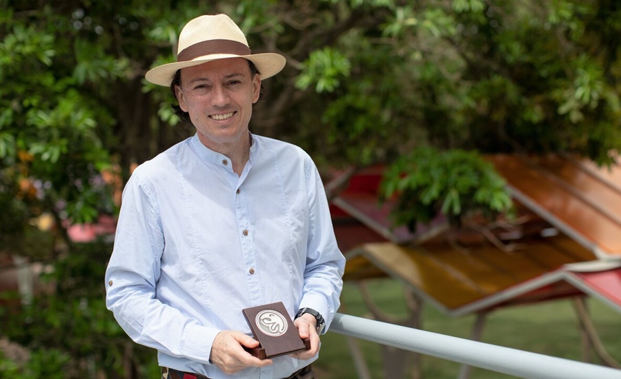 Bernardo Uribe recibe el Premio Nacional de Matemáticas