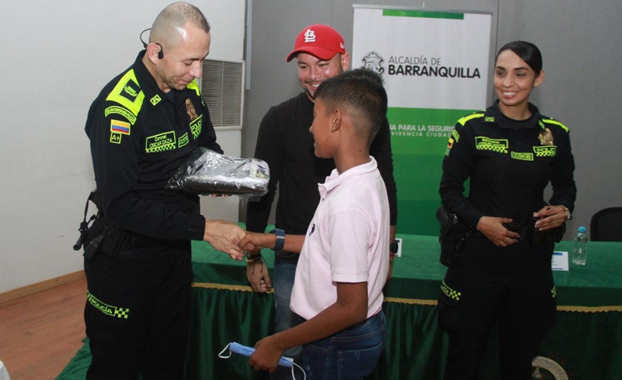 Con entrega de uniformes, Distrito fortalece la formación de Policía Cívica Infantil y Juvenil