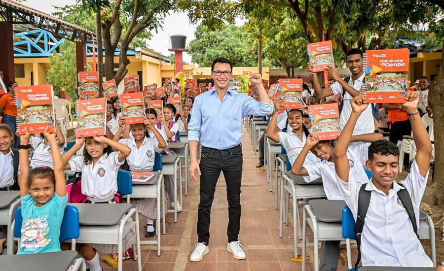 Caicedo dignifica la educación en el Magdalena con la entrega de 39 mil mobiliarios y 115 mil agendas