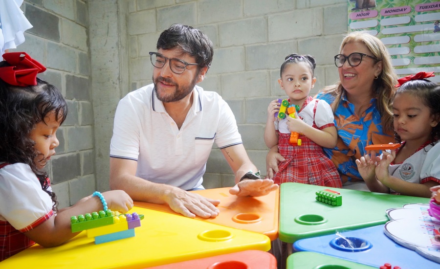 El primer colegio público bilingüe de Colombia estrena aulas: alcalde Pumarejo entrega más obras de infraestructura