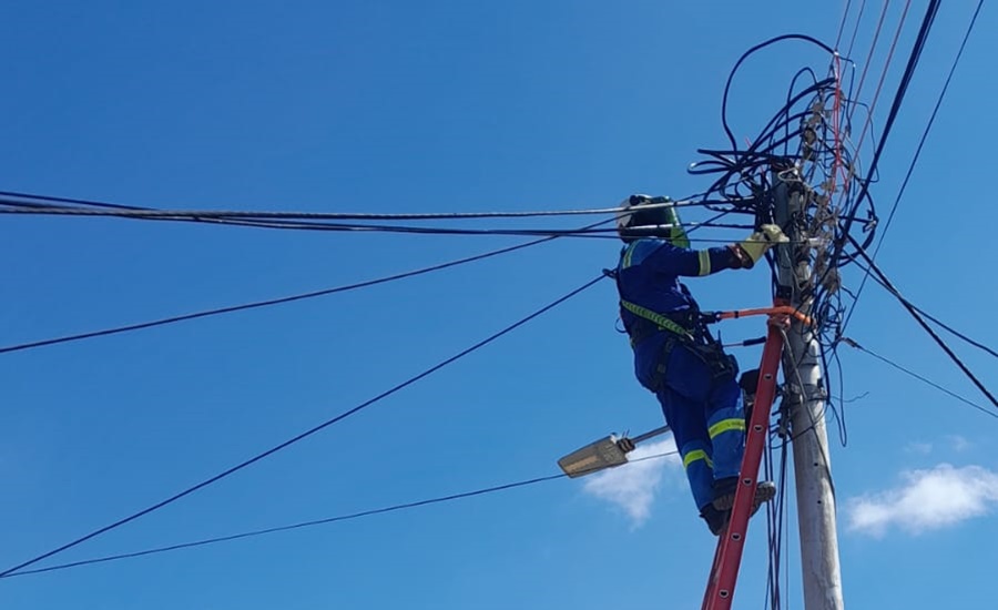 Air-e realiza instalación de elementos eléctricos en el barrio La Pradera