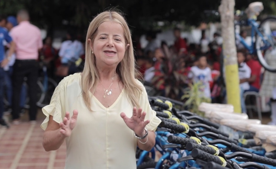 Gobernadora del Atlántico entrega bicicletas a estudiantes de corregimientos para facilitar su traslado al colegio