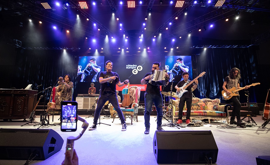 Carlos Vives dictó cátedra con un recorrido sonoro por su historia musical