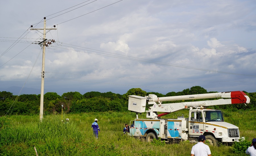 Air-e realiza mantenimiento eléctrico en poblaciones del sur del Atlántico
