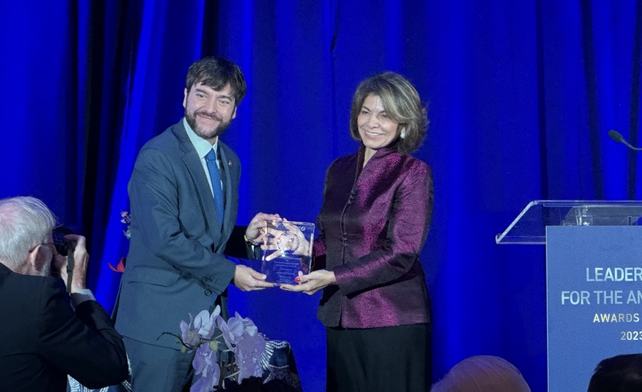 Alcalde Pumarejo recibió premio al liderazgo para las Américas, en Washington