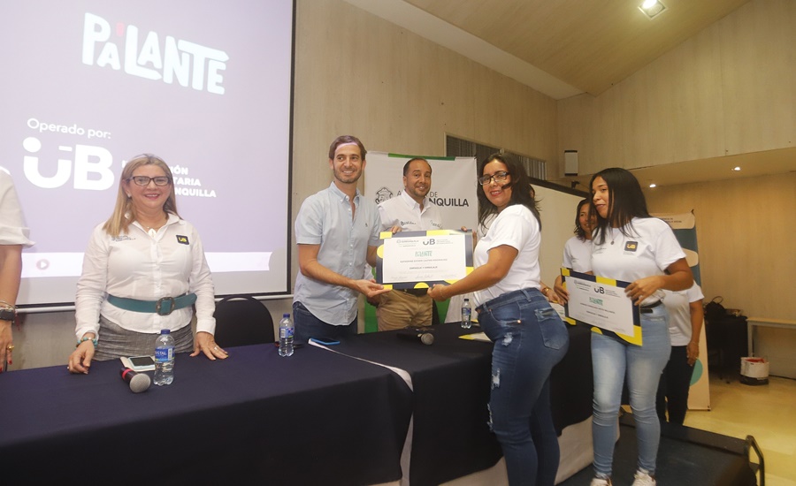 242 migrantes van Pa’ Lante con sus nuevos títulos de técnicos de la IUB