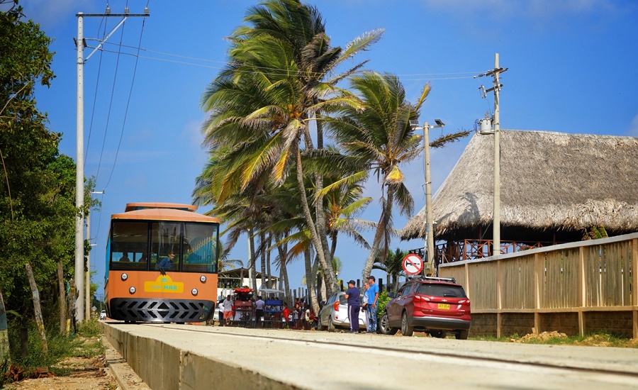Pumarejo supervisa prueba exitosa de primer vagón del tren turístico que rodará por Las Flores en 2024