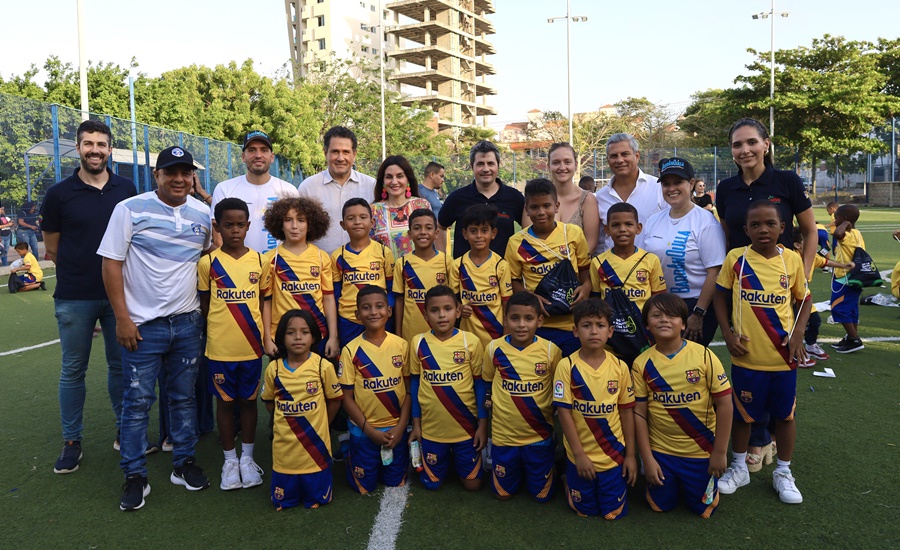 100 niños de Barranquilla reciben uniformes del Barcelona de España