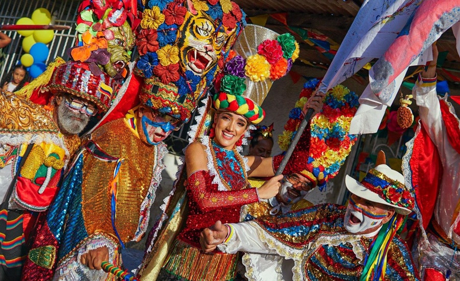 ¡Con izadas de Tradición Carnaval de Barranquilla celebró el primer festivo del año!
