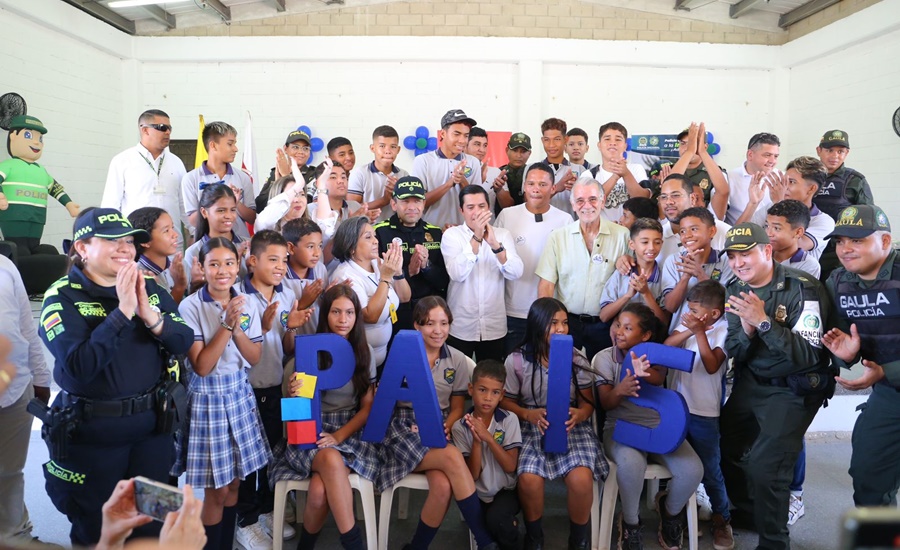 El gobernador Verano y el futbolista Carlos Bacca dieron la bienvenida a la jornada escolar