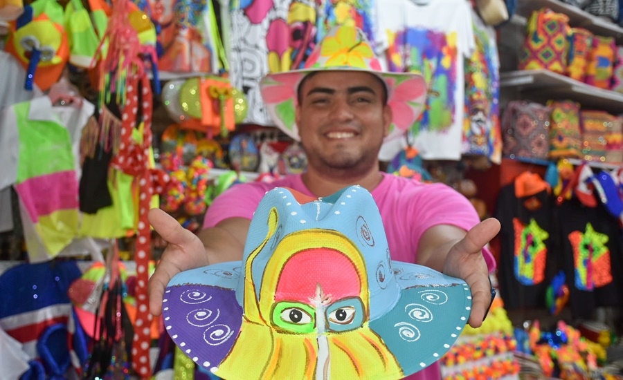 Arme su pinta carnavalera en la Feria del Sombrero