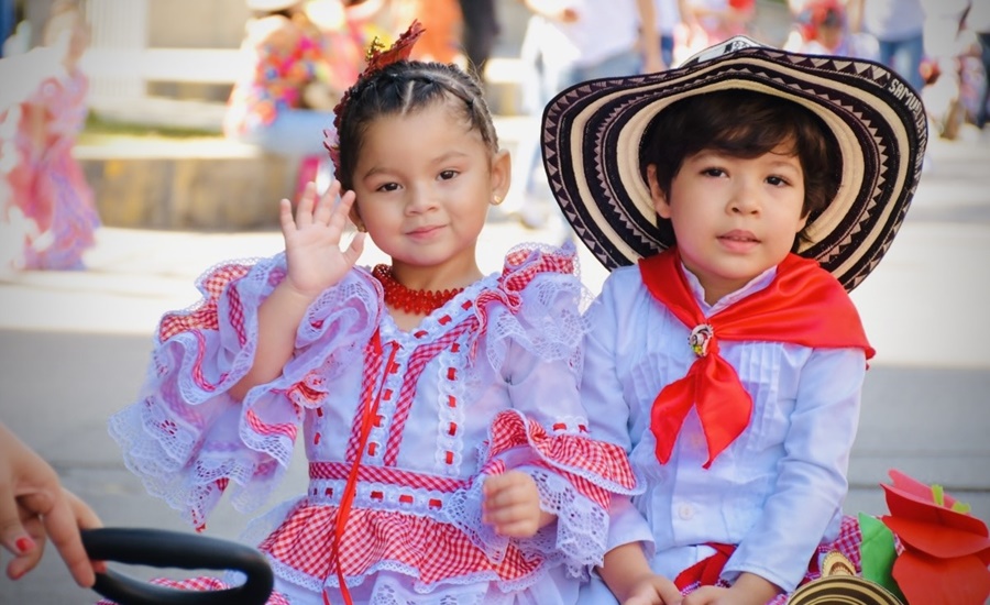 Los niños salvaguardan la tradición con alegría y espontaneidad