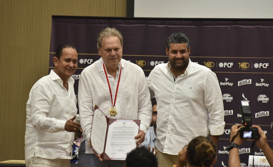 Asamblea exaltó al presidente de la Federación Colombiana de Fútbol, Ramón Jesurún, con la Orden Barlovento