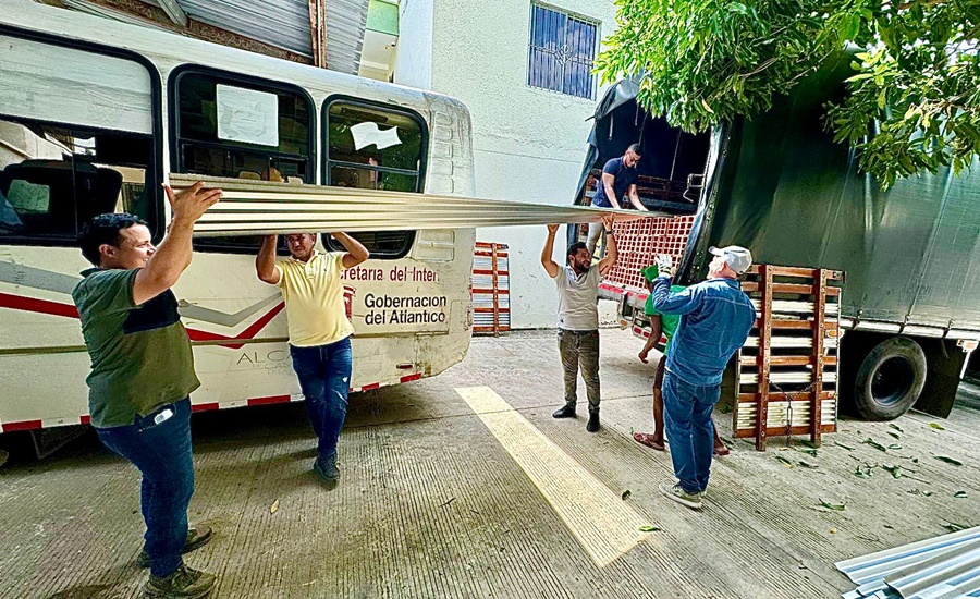 Gobernación del Atlántico entrega ayudas a 67 familias afectadas por vendavales en Suan y Campo de la Cruz