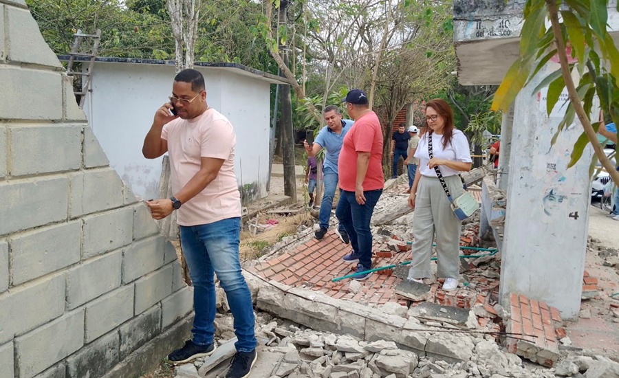 Gobernación inicia reconstrucción de cerramiento desplomado por fuertes vientos en escuela de Baranoa