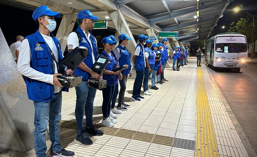 Transmetro dispone validadores portátiles en buses del TPC que refuerzan operación