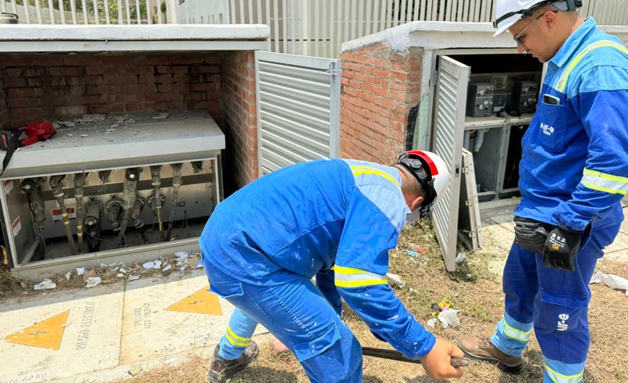 Técnicos de Air-e reparan avería en sector de Altos de Riomar