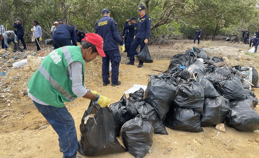 Distrito y Armada recolectan 20 toneladas de residuos para dejar playa de Puerto Mocho  más limpia y linda