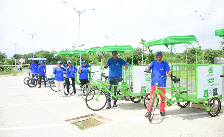 Distrito de Barranquilla entregó bicicoches y motocarros a recicladores de oficio para optimizar su labor 