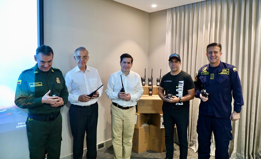 Alcalde Char entrega nueva dotación de telecomunicaciones a Policía Metropolitana de Barranquilla
