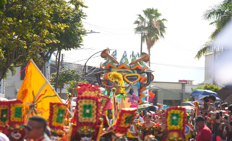 La magia y el colorido del Carnaval de Barranquilla se tomaron las calles de Pereira en el Desfile de las Fiestas de la Cosecha