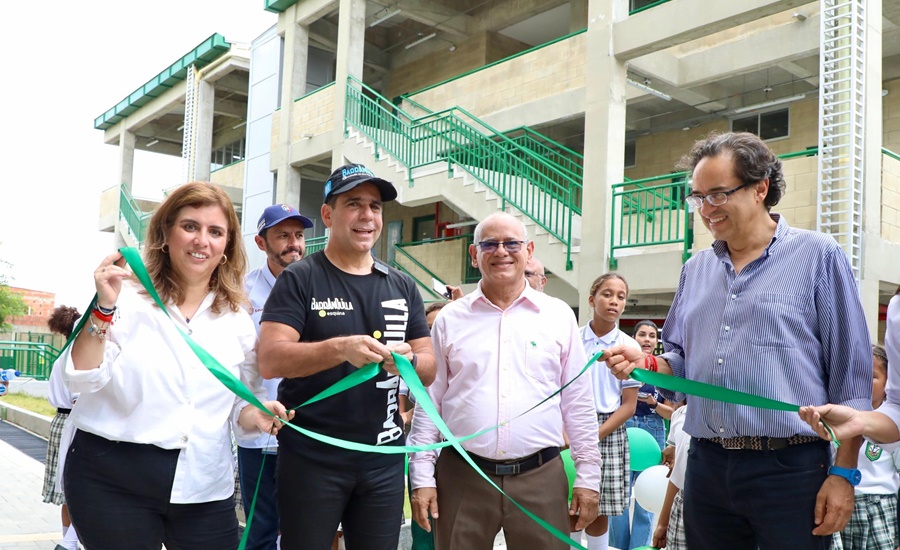 Más de 600 estudiantes se benefician con la nueva obra de la IED Isaac Newton: alcalde Char