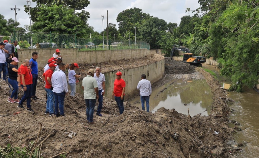 Gobernación del Atlántico trabaja en la limpieza de siete caños para reducir inundaciones