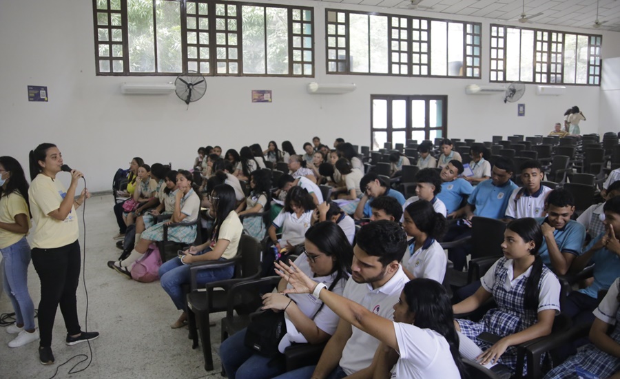 Estudiantes en Soledad reciben sensibilización sobre los factores de riesgo y la prevención del suicidio