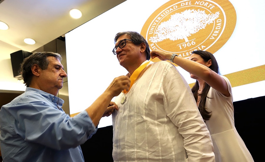 Jaime Abello Banfi recibe la Medalla Roble Amarillo por su aporte al periodismo y la cultura caribeña