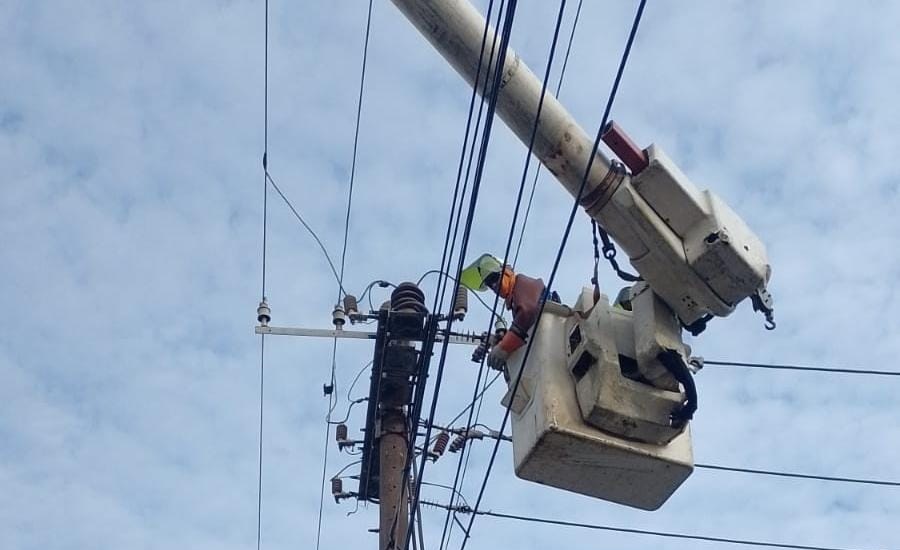 Cambio de postes en la urbanización Adelita de Char en el corregimiento de La Playa