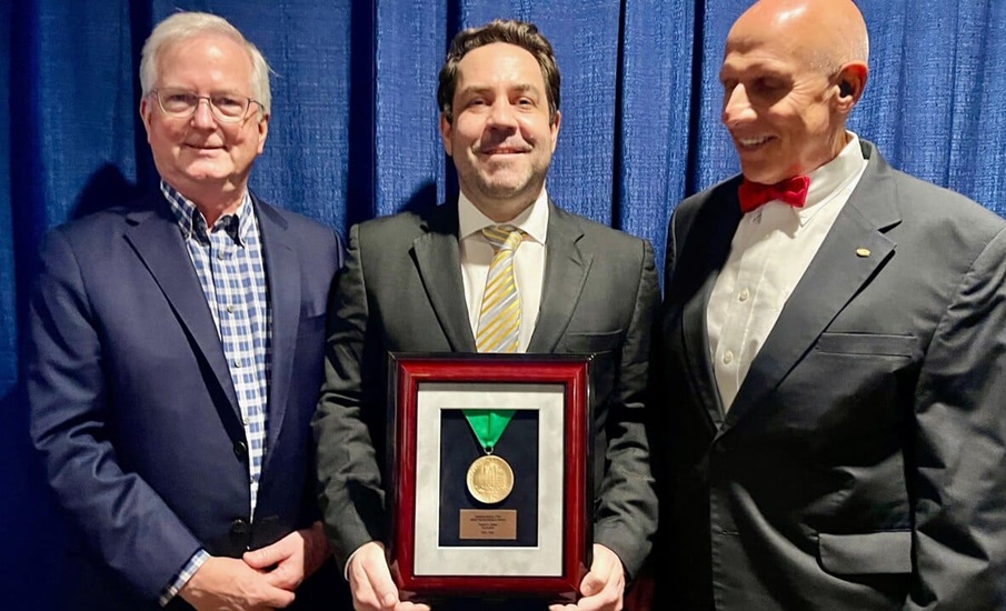 Profesor Carlos Arteta recibe la Medalla Wason al artículo más meritorio sobre concreto