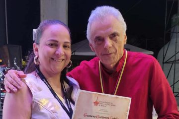 Ana Carolina Molina, presidenta Festival Tierra de Compositores de Patillal, le entregó el pergamino de reconocimiento a Gustavo Gutiérrez