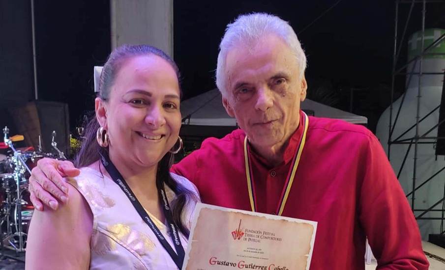 Ana Carolina Molina, presidenta Festival Tierra de Compositores de Patillal, le entregó el pergamino de reconocimiento a Gustavo Gutiérrez