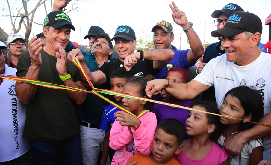 Con un ambiente navideño, alcalde Char entrega el parque Villa del Rosario