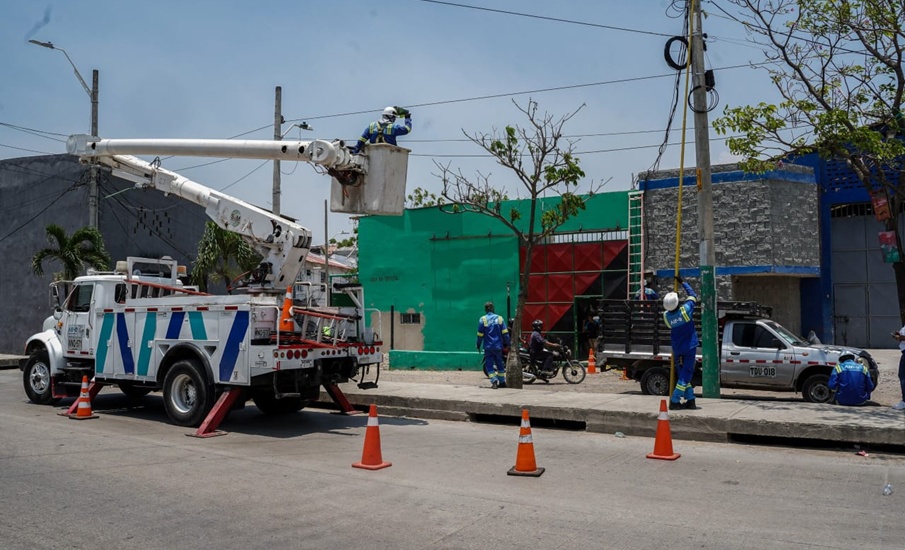 Air-e intervenida instala poste en el barrio Simón Bolívar