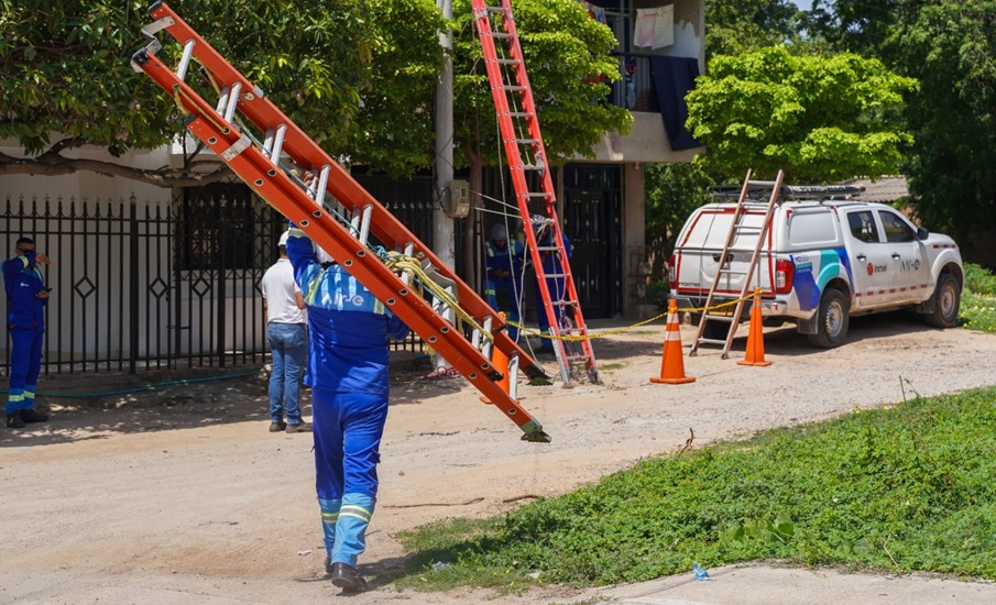 Trabajos eléctricos en el barrio La Unión en Usiacurí