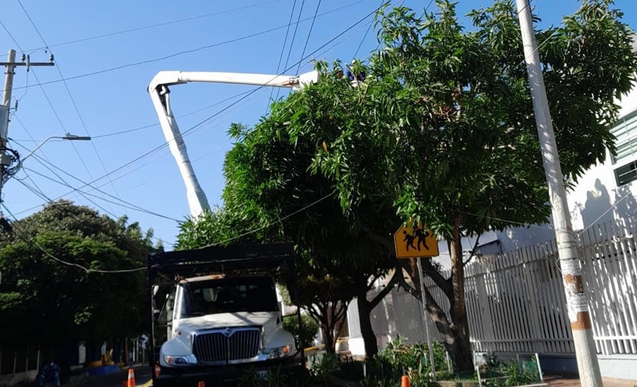 Instalan nuevas redes eléctricas en un sector del barrio Ciudad Jardín en Barranquilla