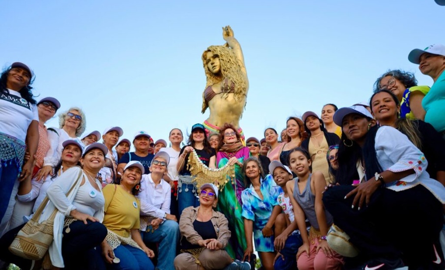 Con un caderín de 3 metros, se engalanan las caderas de Shakira