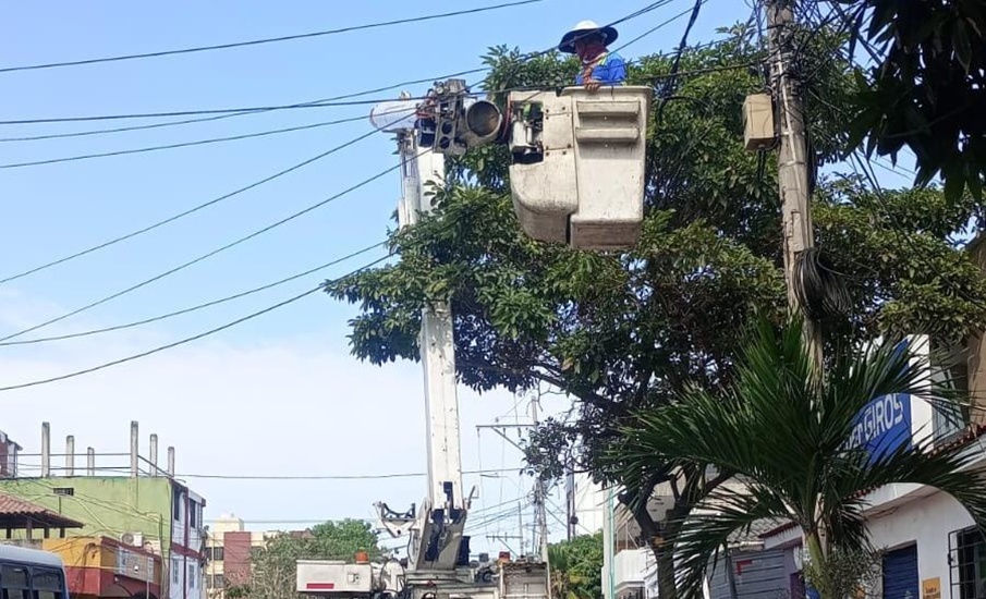 Trabajos eléctricos en el barrio San José en Barranquilla