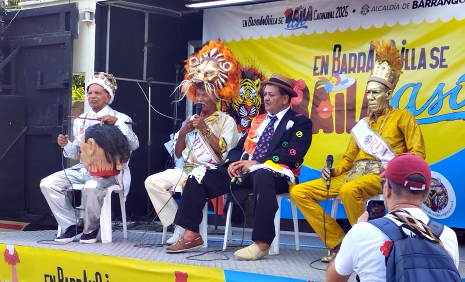 Comunidad del barrio Abajo revive la historia del carnaval en el “Asalto de los Disfraces y los Colectivos”