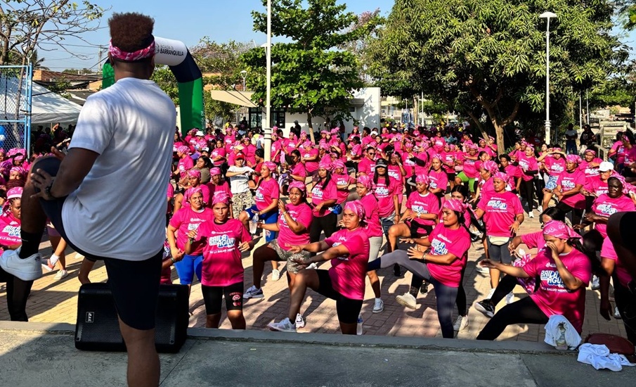 Más de 300 mujeres celebran su día en el Baila y Toma Agua de Triple A