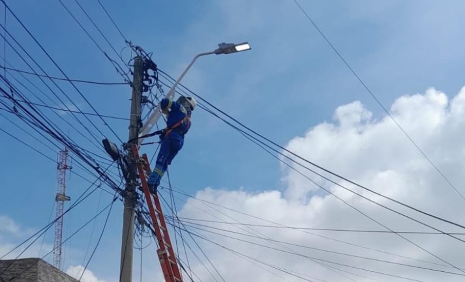 Trabajos en la red eléctrica en la vía Cordialidad en Barranquilla