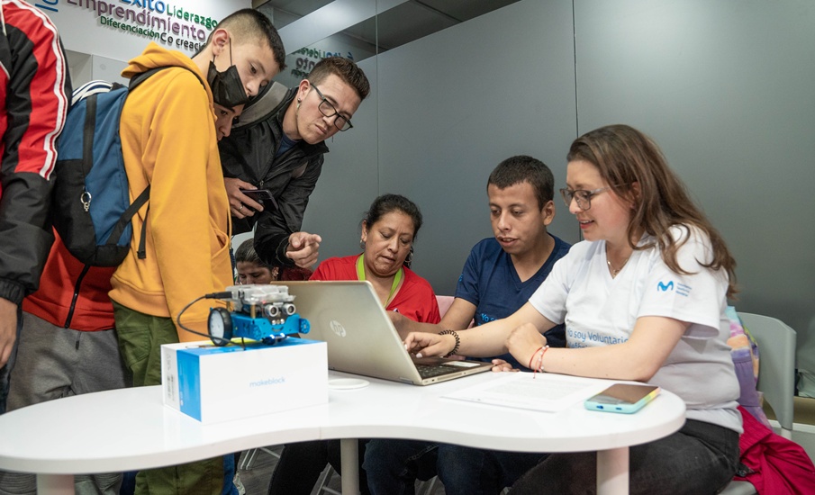 Abren inscripciones a becas de la Escuela de Robótica Inclusiva de Fundación Telefónica Movistar