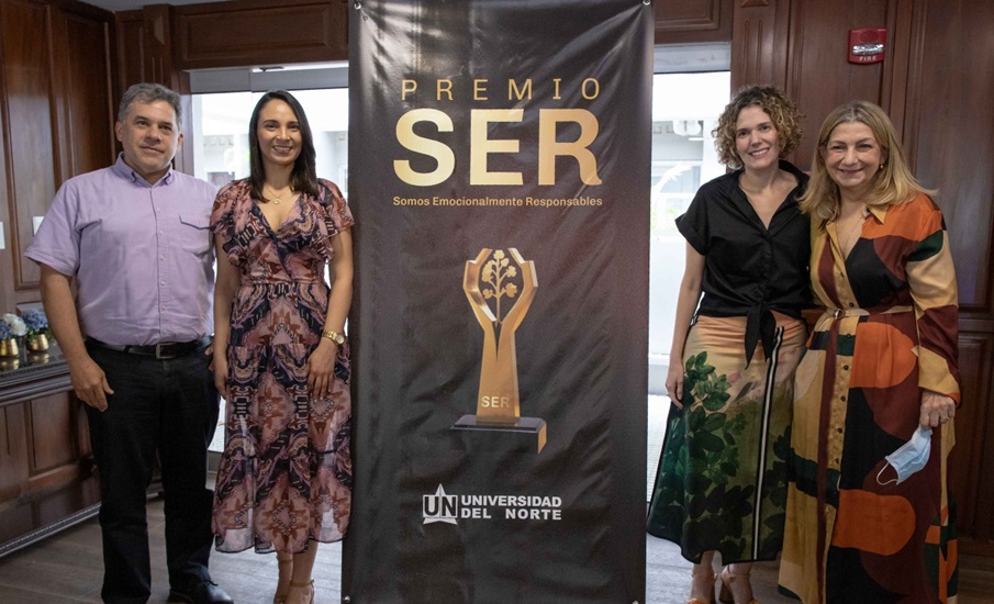 Alberto De Castro, Nancy Gómez, Andrea Escobar y Ana Rita Russo, durante el lanzamiento del premio.