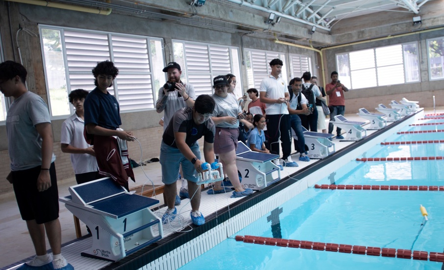 Los prototipos de robots submarinos puestos a prueba durante la jornada de competencia en la piscina del Centro Deportivo Roble Amarillo.